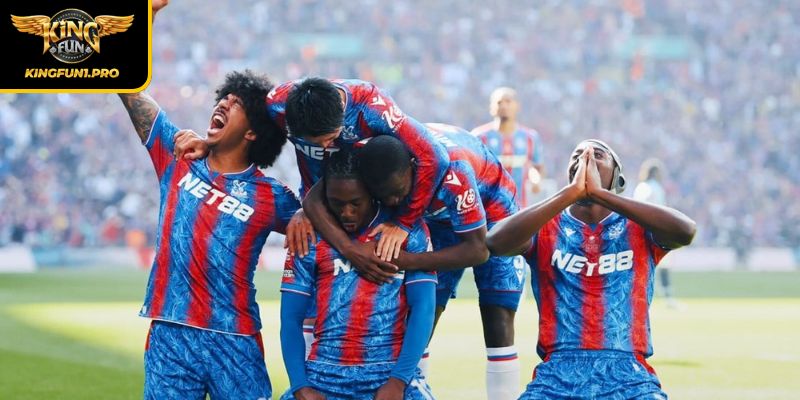 Chiếc Áo Mới, Tinh Thần Mới: Crystal Palace Ra Mắt Mẫu Áo Đấu Có Logo NET88 2 Crystal Palace thiết kế áo đấu mới hiện đại, táo bạo và giàu bản sắc